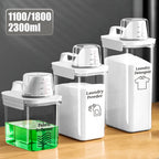Distributeur pour lessive avec bec verseur et tasse à mesurer
