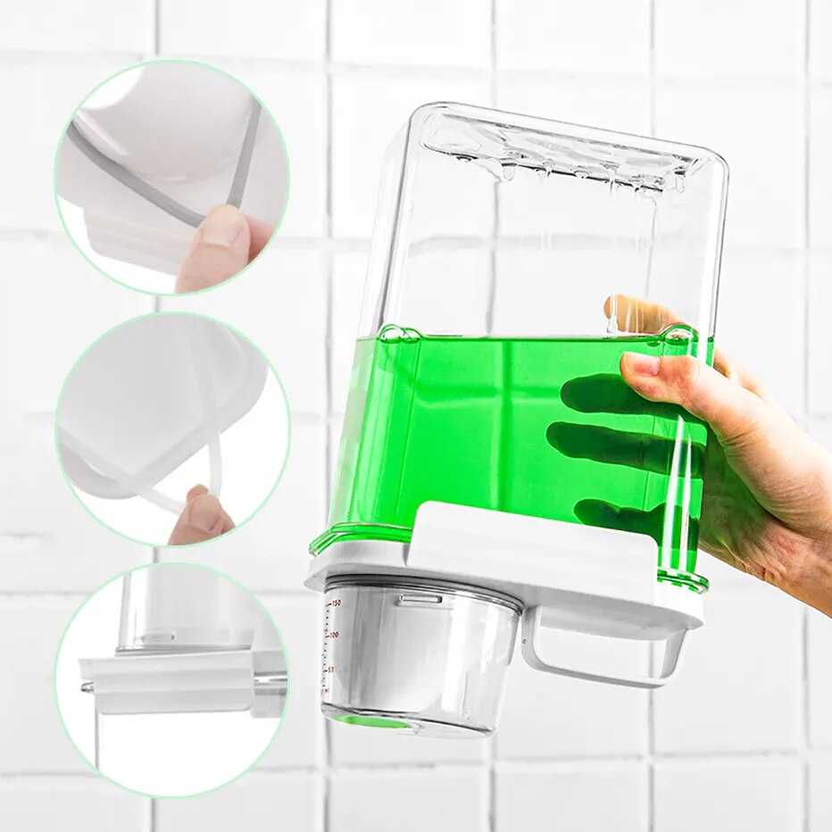 Distributeur pour lessive avec bec verseur et tasse à mesurer