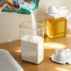 Distributeur pour lessive avec bec verseur et tasse à mesurer