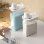Distributeur pour lessive avec bec verseur et tasse à mesurer