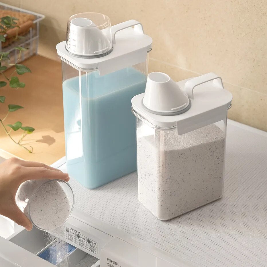 Distributeur pour lessive avec bec verseur et tasse à mesurer