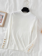 Pull col rond avec boutons dorés aux manches