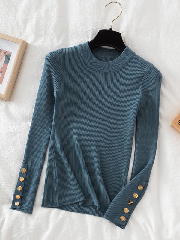 Pull col rond avec boutons dorés aux manches