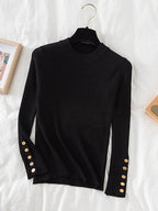 Pull col rond avec boutons dorés aux manches