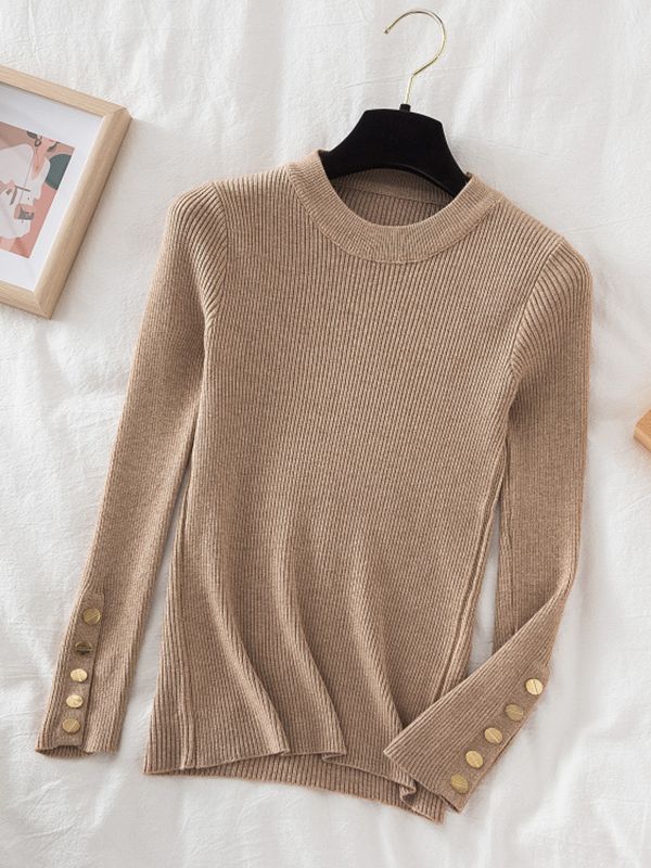 Pull col rond avec boutons dorés aux manches