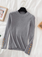 Pull col rond avec boutons dorés aux manches