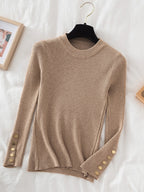 Pull col rond avec boutons dorés aux manches