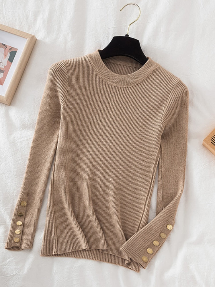 Pull col rond avec boutons dorés aux manches