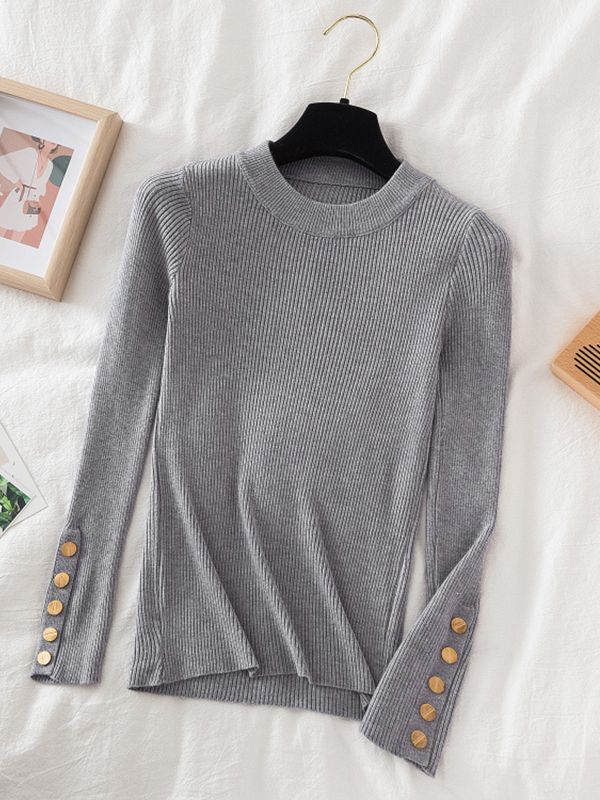 Pull col rond avec boutons dorés aux manches