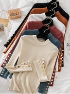 Pull col rond avec boutons dorés aux manches